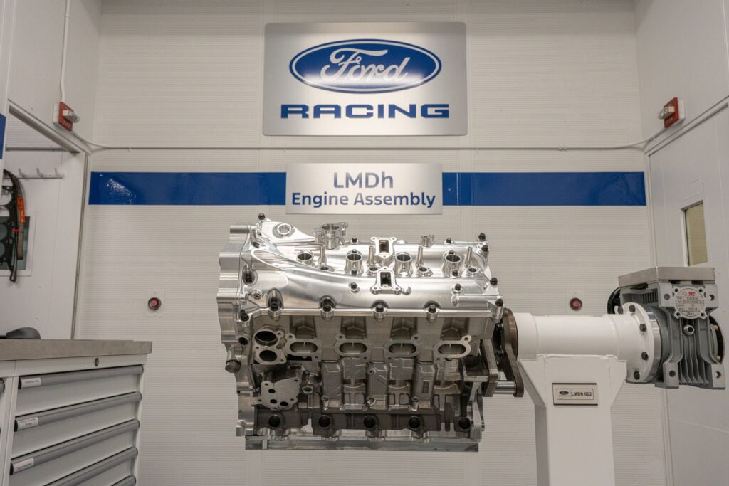 •	Ο νέος V8 Coyote κινητήρας της Ford Racing που θα τροφοδοτεί το νέο της Hypercar δοκιμάζεται σε δυναμόμετρο που αναπαράγει με ακρίβεια έναν πλήρη γύρο στο Circuit de la Sarthe, πριν ακόμη το πρωτότυπο βγει στην πίστα.