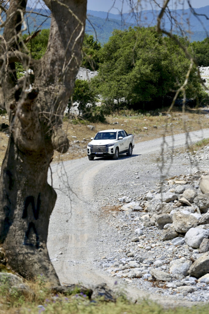 Χάρις τις δυνατότητες της τετρακίνησης  και την αυξημενη απόσταση του από το έδαφος, το KGM Musso  εγγυάται την πρόσβαση ακόμα και σε λασπωμένα, ανηφορικά ή χωμάτινα τμήματα off road.